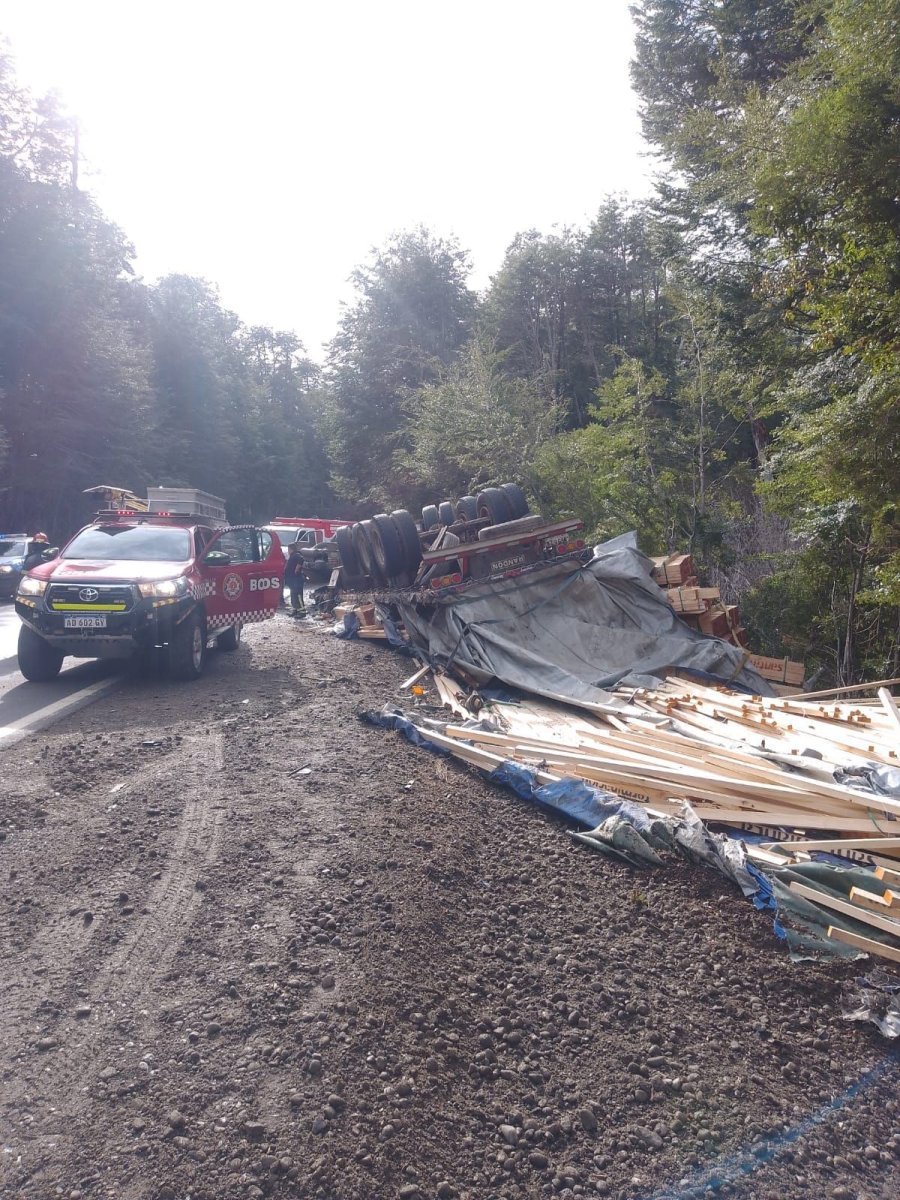 Villa La Angostura: un camion volc&oacute; en la Ruta 231