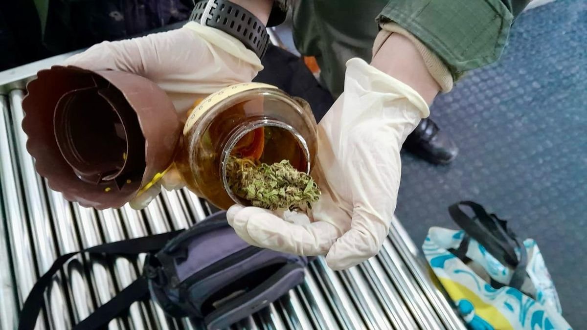 Neuqu&eacute;n: controlan un autom&oacute;vil donde trasladaban un frasco con marihuana