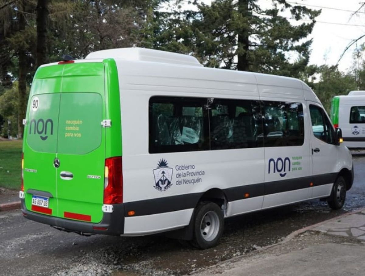 Villa La Angostura: entrega de dos minibuses para transporte escolar
