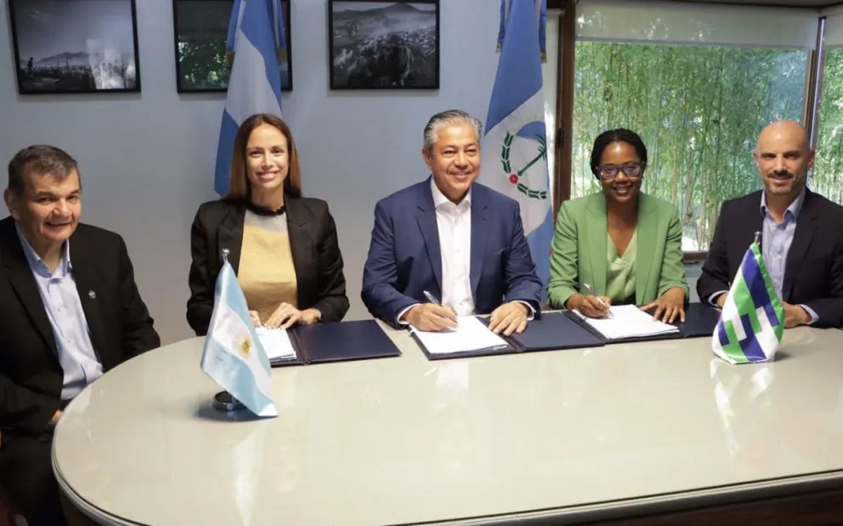 Figueroa firm&oacute; el contrato para acceder a 100 millones de d&oacute;lares para obras de infraestructura