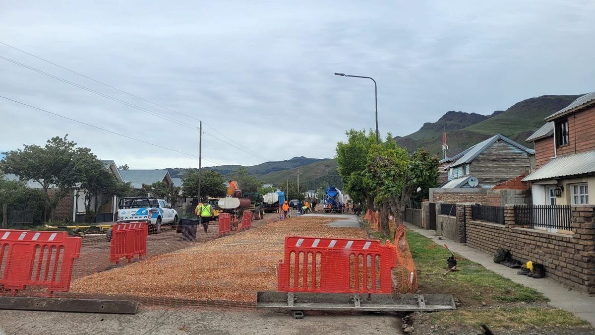 San Mart&iacute;n de los Andes: avanzan los trabajos de hormigonado de la Av. Los Lagos hasta la Escuela 359