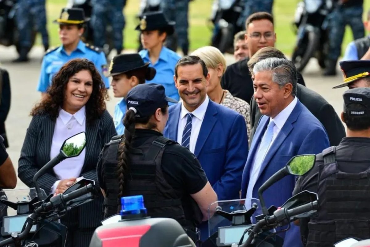 Rolando Figueroa entreg&oacute; 87 motocicletas a la Polic&iacute;a del Neuqu&eacute;n