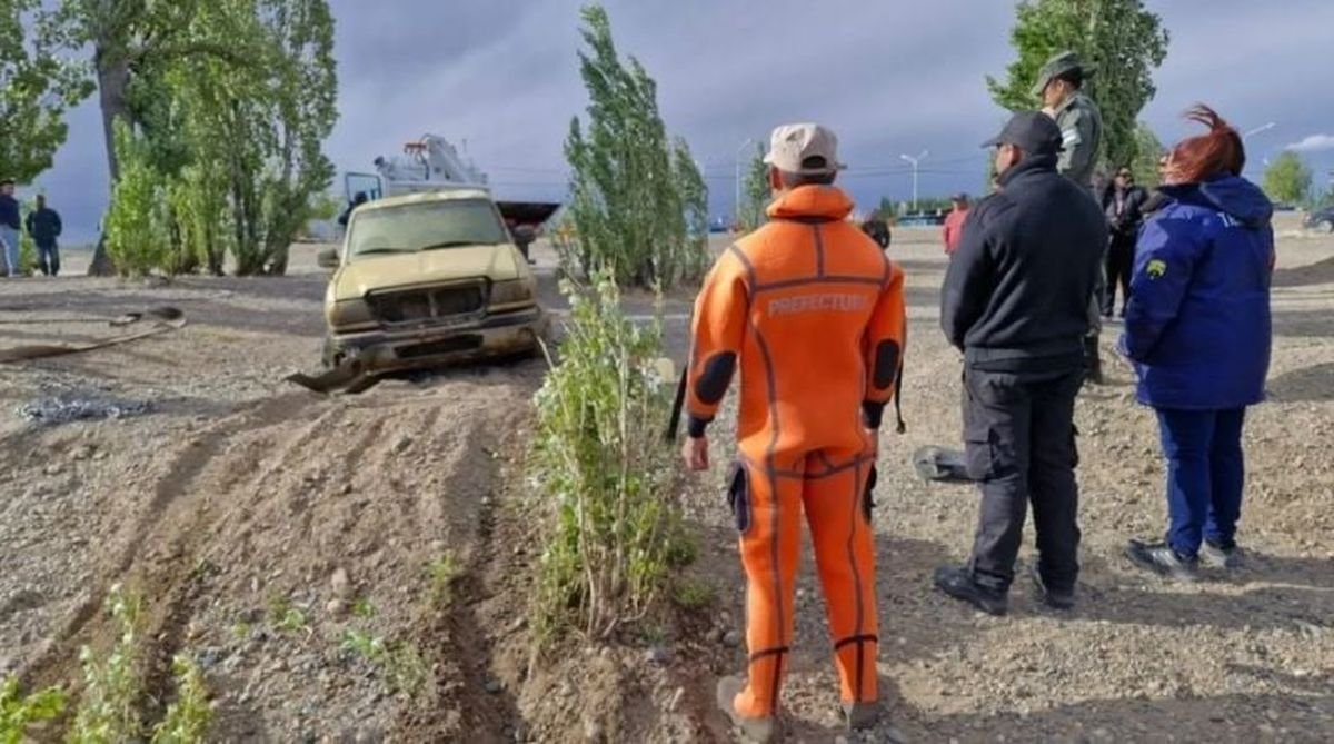 Neuqu&eacute;n: amplio operativo para extraer una camioneta del r&iacute;o Limay