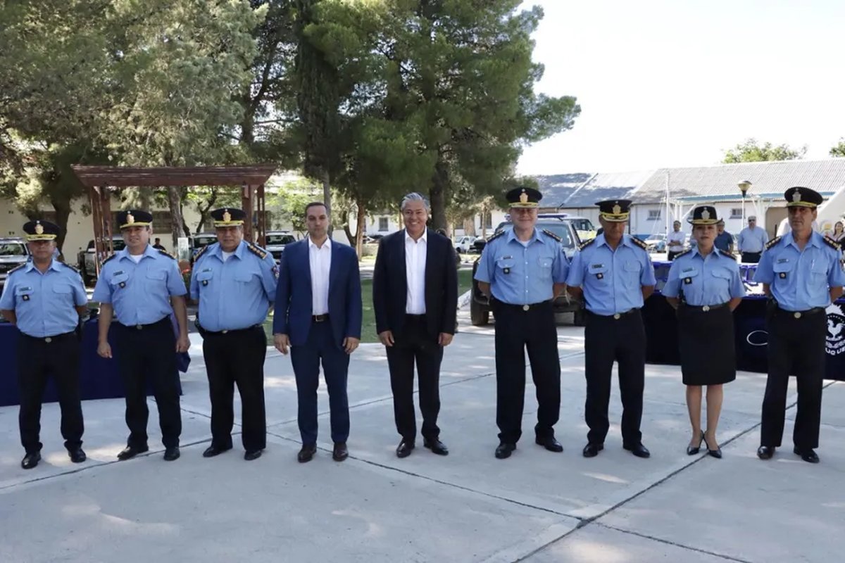 Figueroa entreg&oacute; camionetas blindadas y equipamiento a la Polic&iacute;a del Neuqu&eacute;n
