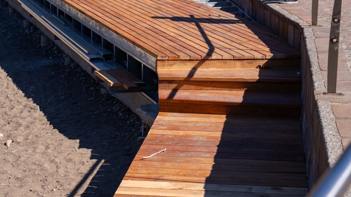 Saloniti recorri&oacute; la obra del deck de la Costanera del lago Lacar