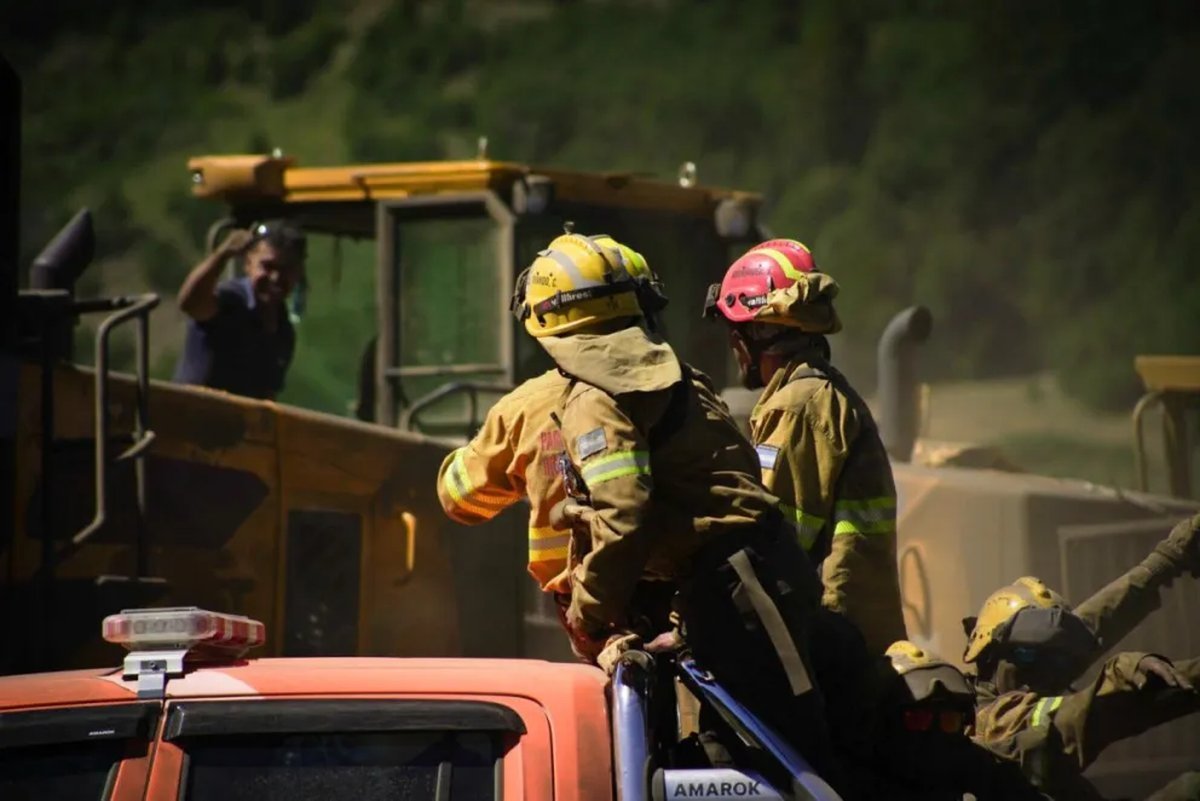 Neuqu&eacute;n: m&aacute;s de 100 brigadistas trabajan en el incendio en Valle Magdalena