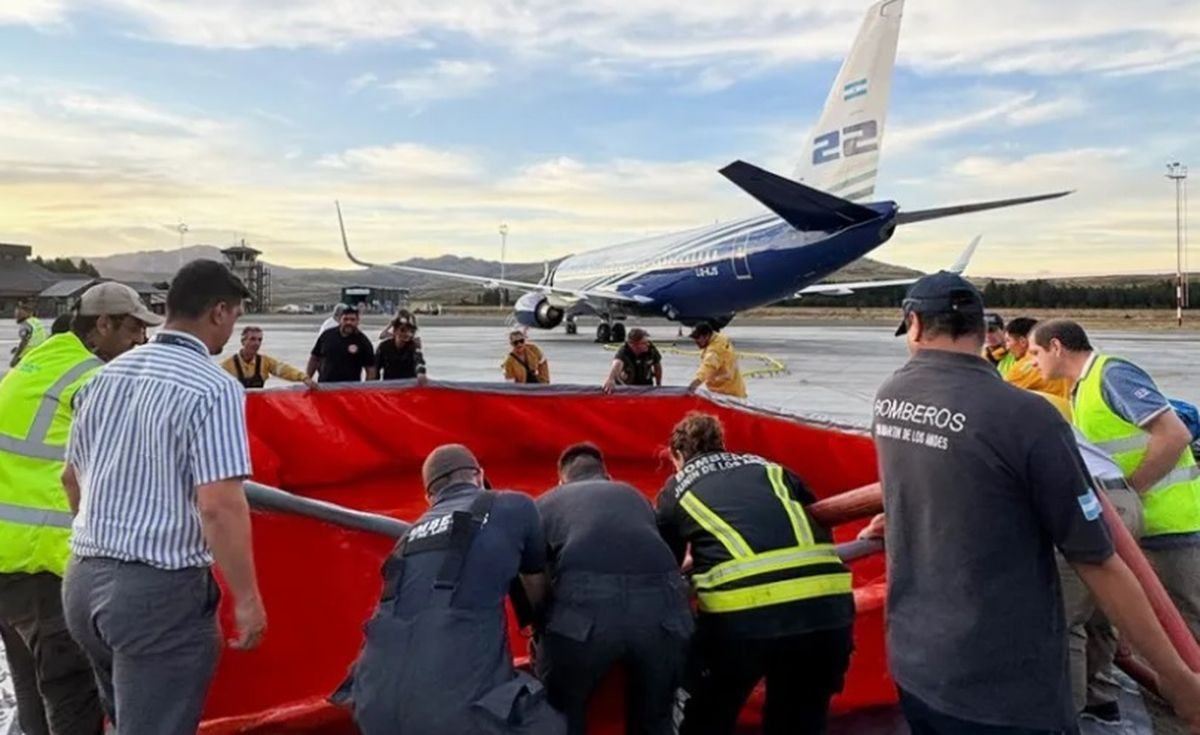 La aeronave que se suma al combate del incendio en Valle Magdalena, tiene la capacidad de cargar 15 mil litros de agua para llegar a zonas de dif&iacute;cil acceso.
