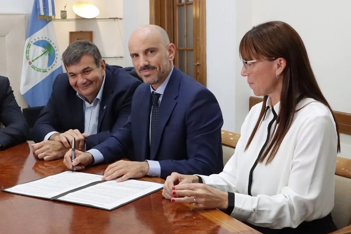 Neuqu&eacute;n firm&oacute; convenios con los municipios para ejecutar obras priorizadas