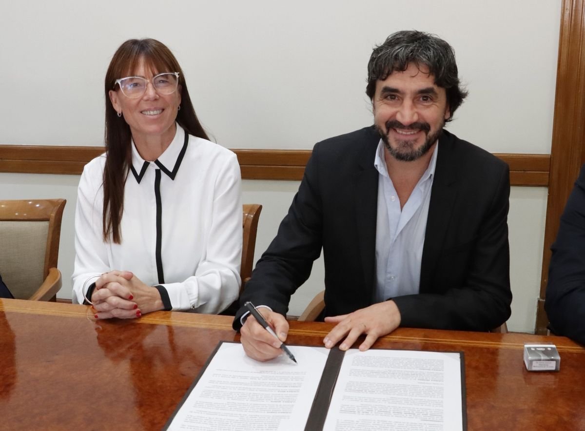 Saloniti firm&oacute; el convenio para el financiamiento de la red de gas en Valle Chapelco