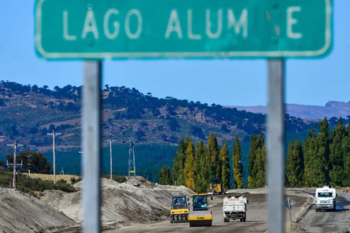 Empiezan a colocar la carpeta asf&aacute;ltica entre Villa Pehuenia y Alumin&eacute;
