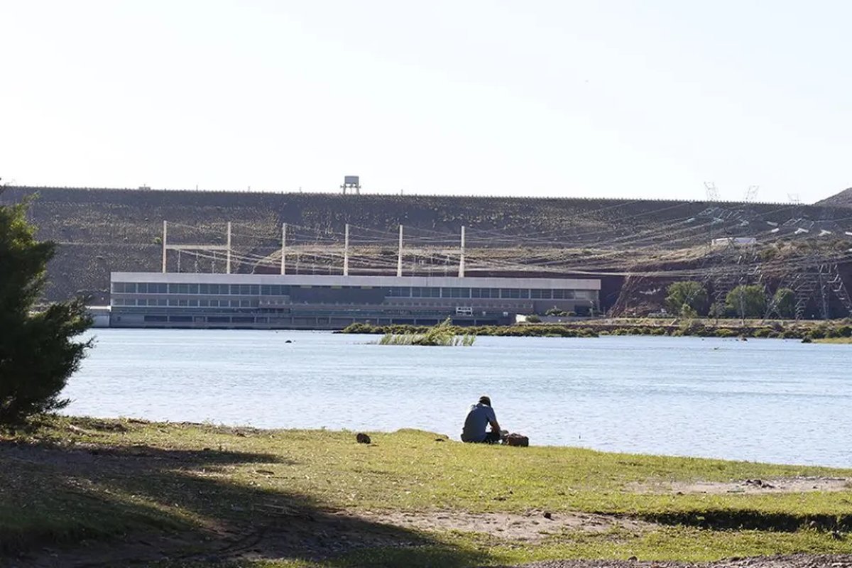 Neuqu&eacute;n y R&iacute;o Negro analizan los pliegos para la venta de las represas hidroel&eacute;ctricas