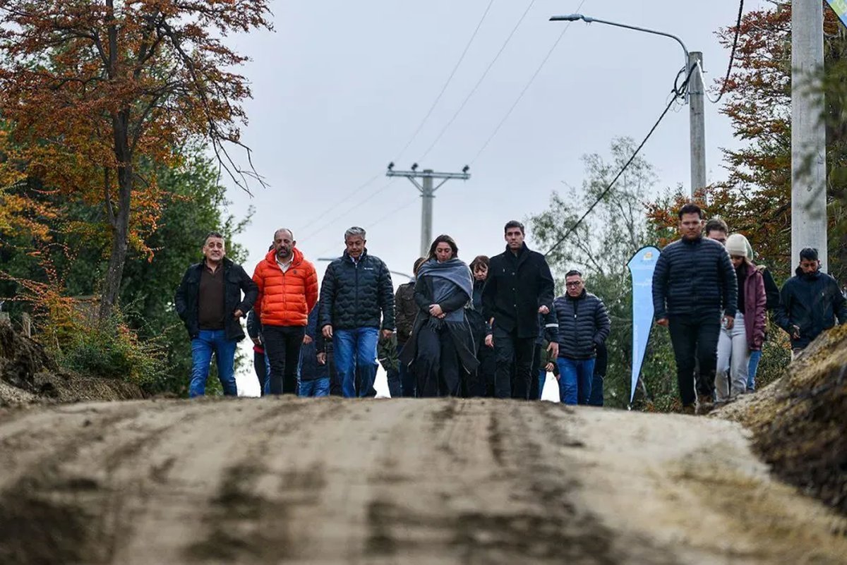 Obras el&eacute;ctricas y viviendas marcaron la agenda de Figueroa en Villa Pehuenia
