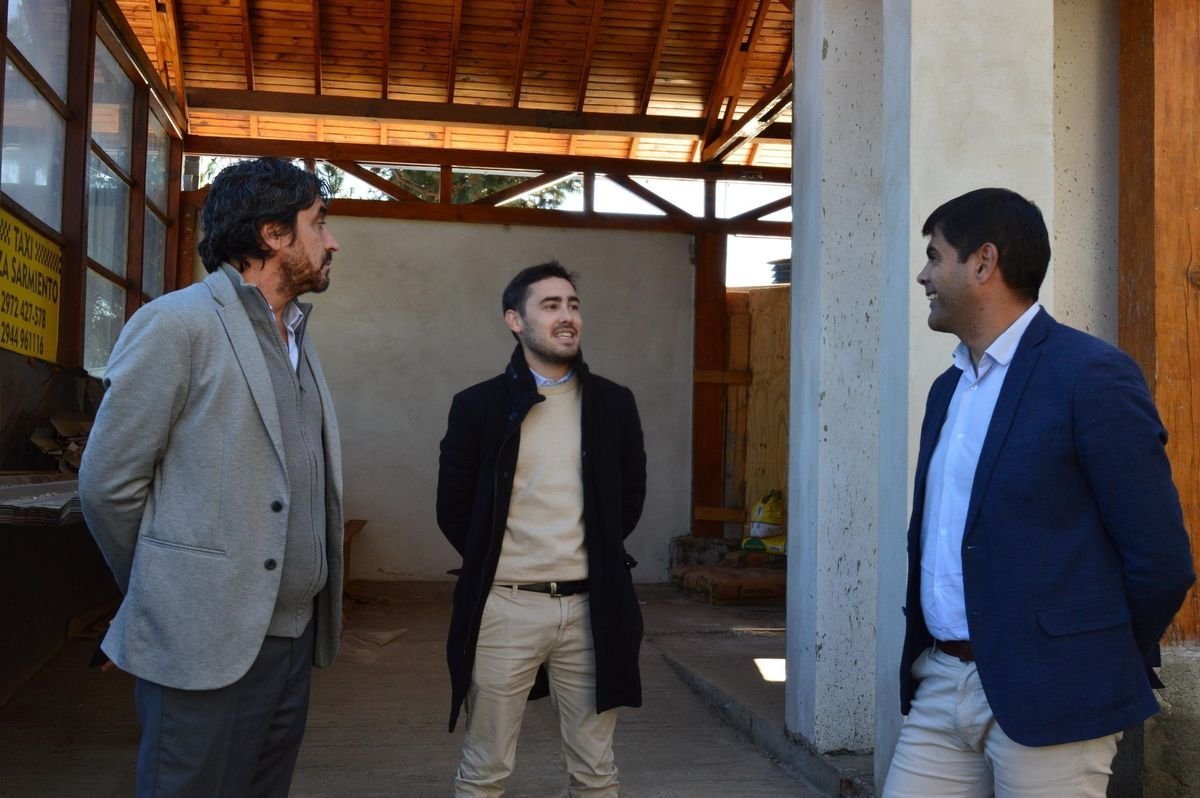 Saloniti y Madue&ntilde;o recorrieron el Aeropuerto Chapelco con autoridades provinciales