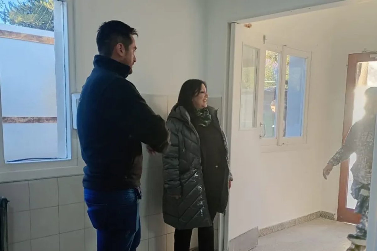 Soledad Mart&iacute;nez recorri&oacute; escuelas de Villa La Angostura
