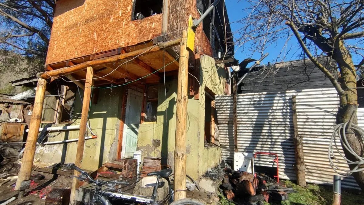 Un incendio destruy&oacute; tres viviendas en San Mart&iacute;n de los Andes: trabajaron cinco dotaciones de bomberos
