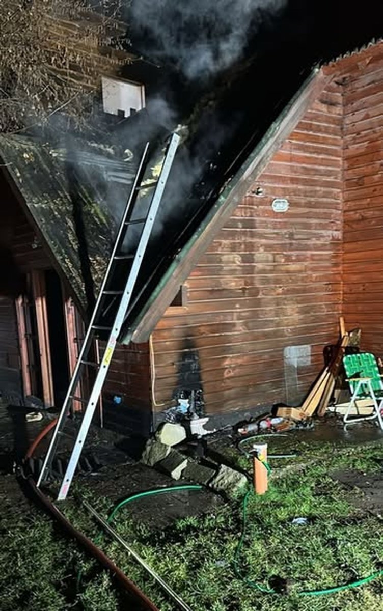 Villa La Angostura: se incendi&oacute; una vivienda y fue comprometida en su totalidad por el fuego
