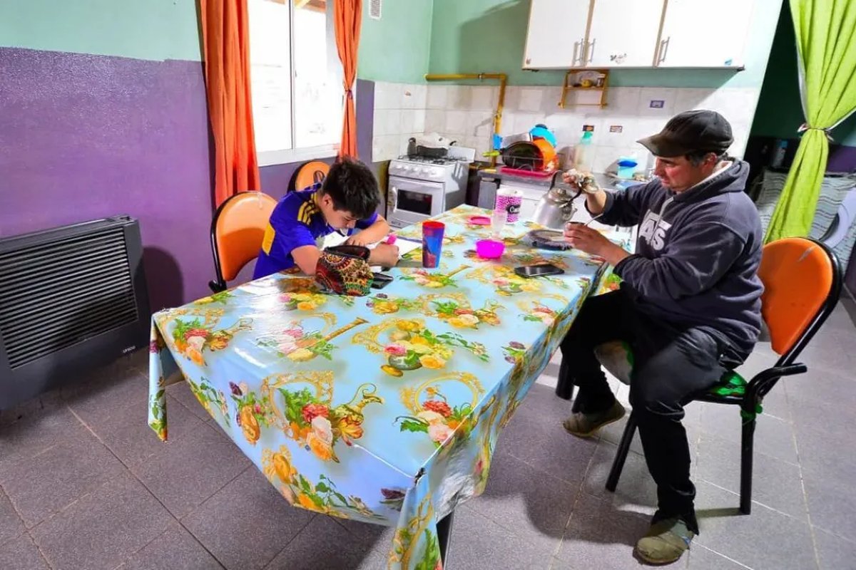 El calor del hogar en Neuqu&eacute;n: Los Gua&ntilde;acos vive sus primeros meses con gas natural