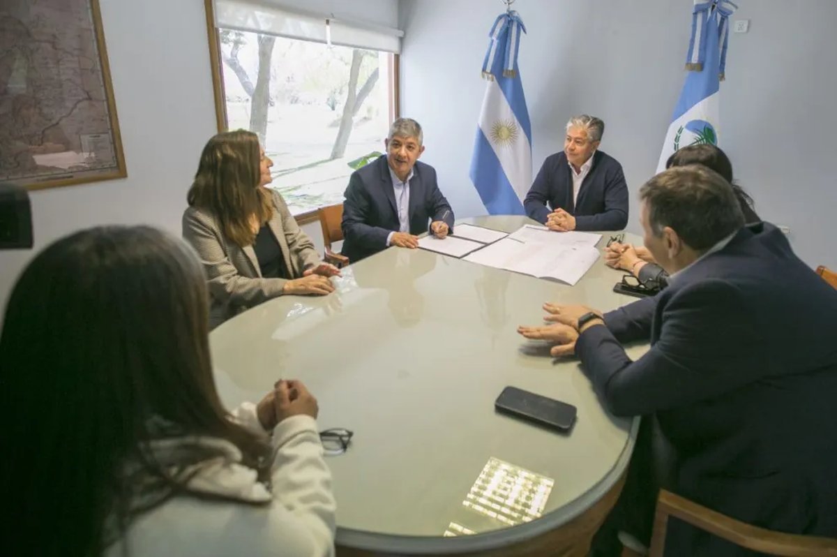 Neuqu&eacute;n: mejoras en infraestructura de dos escuelas y obras de gas y pavimento en Las Lajas